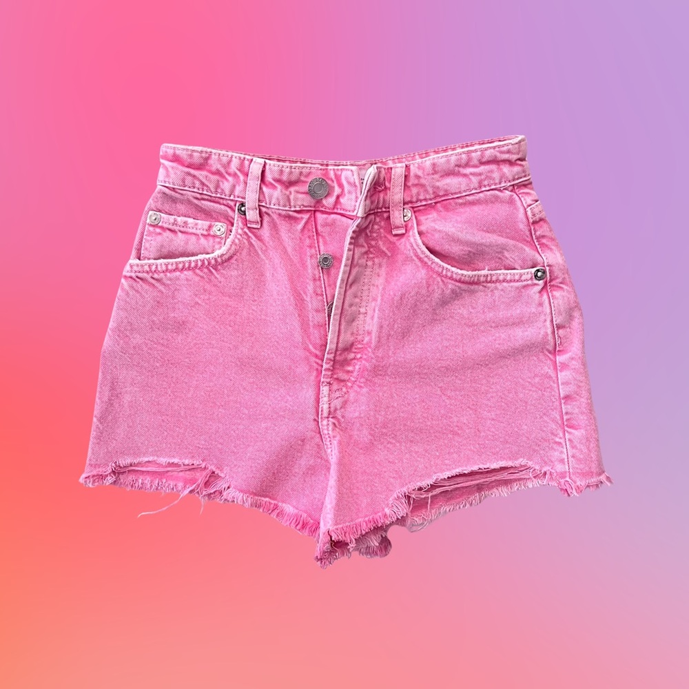 EUC 💗 ZARA frayed high rise denim shorts in pink. SIZE 2